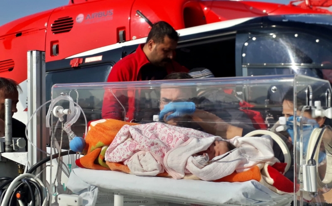 Solunum sıkıntısı yaşayan bebeğe ambulans helikopter desteği