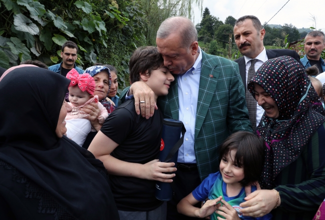 Cumhurbaşkanı Erdoğan Güneysu'da hemşehrileri ile bir araya geldi