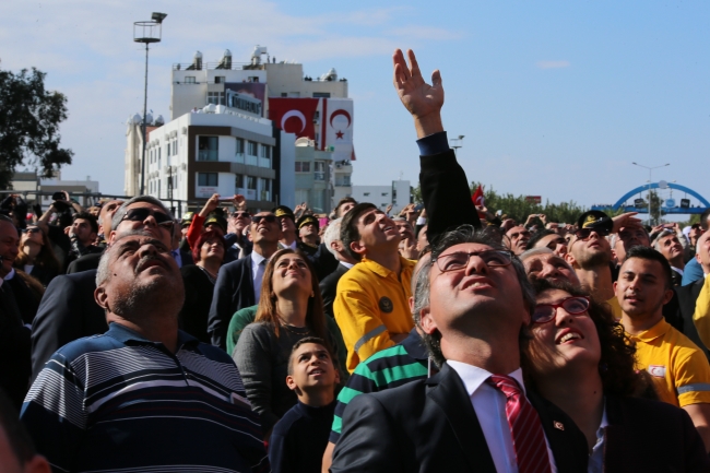 SOLOTÜRK'ten Girne'de gösteri uçuşu