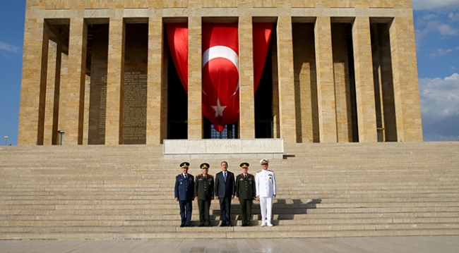 Bakan Akar ve yeni komuta kademesinden Anıtkabir ziyareti