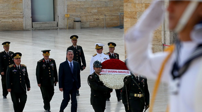 Bakan Akar ve yeni komuta kademesinden Anıtkabir ziyareti