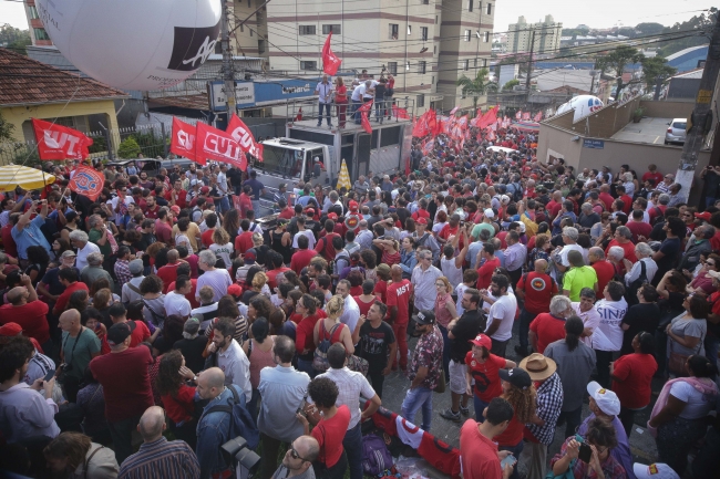 Eski Brezilya Devlet Başkanı Luiz Inacio Lula da Silva'nın destekçileri, Brezilya’nın Sao Paulo şehrindeki Metal İşçileri Sendikası Binası çevresinde protesto düzenledi. (2018)