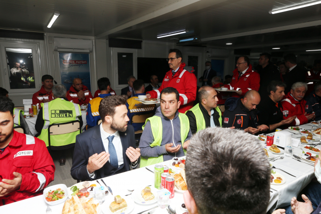 Bakan Dönmez Filyos'ta çalışanlarla iftar yaptı