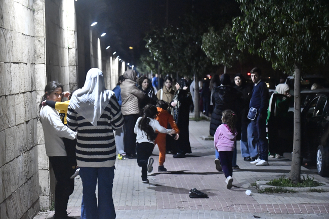 Hatay merkezli depremin hissedildiği Lübnan’da halk sokaklara döküldü