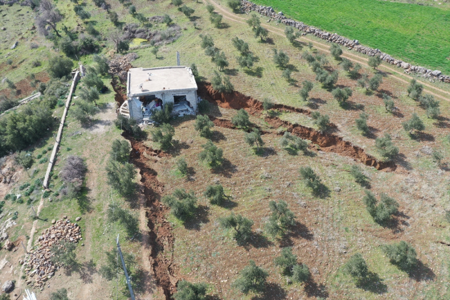 Deprem bölgesinde bir ev 2,5 metre toprağa gömüldü