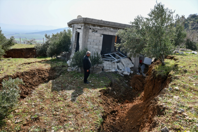 Deprem bölgesinde bir ev 2,5 metre toprağa gömüldü