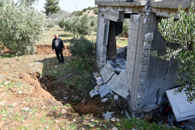 Deprem bölgesinde bir ev 2,5 metre toprağa gömüldü