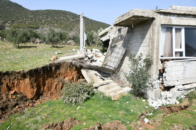 Deprem bölgesinde bir ev 2,5 metre toprağa gömüldü