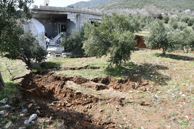 Deprem bölgesinde bir ev 2,5 metre toprağa gömüldü