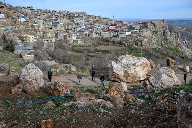 Depremde dağdan kopan devasa kayalar evleri teğet geçti