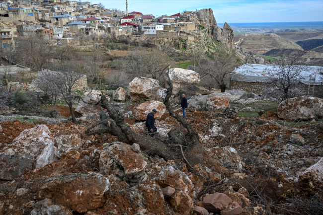 Depremde dağdan kopan devasa kayalar evleri teğet geçti