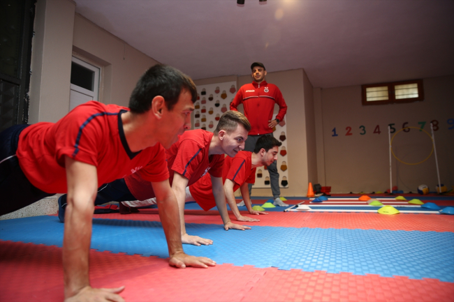 Rakip kulüp antrenman salonunun kapılarını depremzede özel sporculara açtı