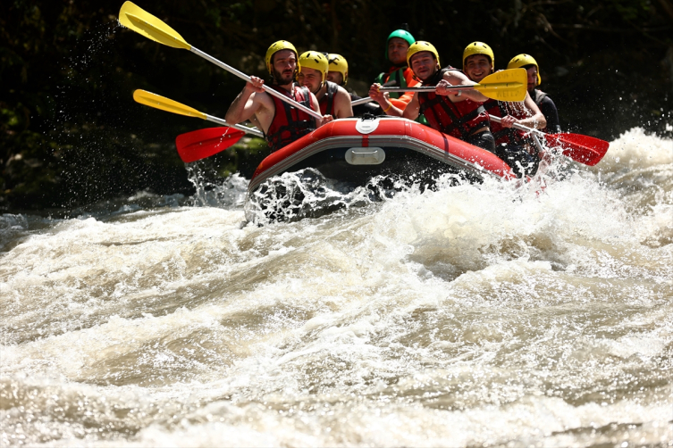 Adrenalin tutkunları Melen Çayı'nda rafting yaptı