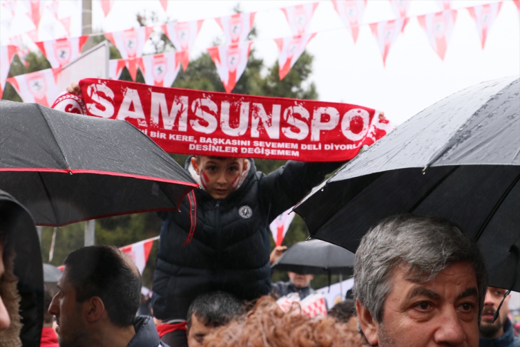 Samsunsporlu taraftarlar 11 yıllık Süper Lig özlemini kutladı