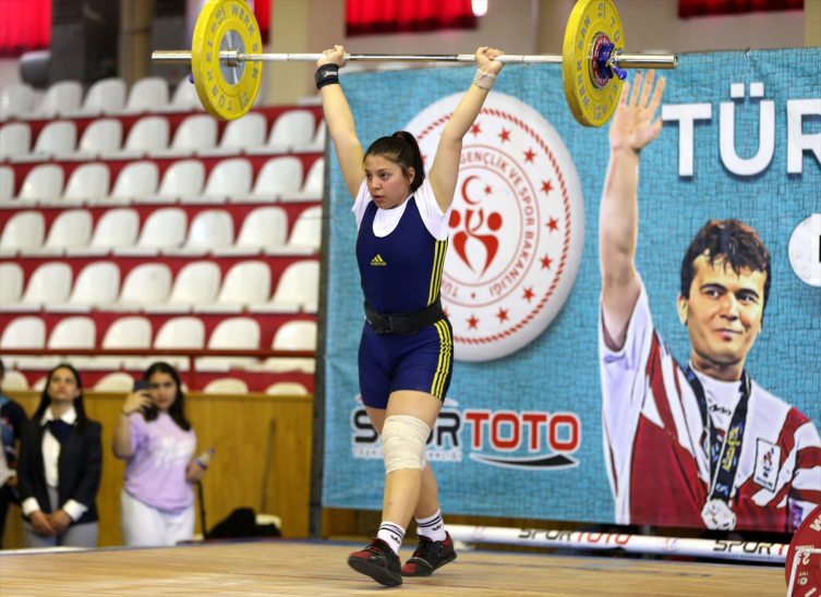 Halterde koronavirüs sürecinde düşen sporcu sayısı yeniden yükselişe geçti