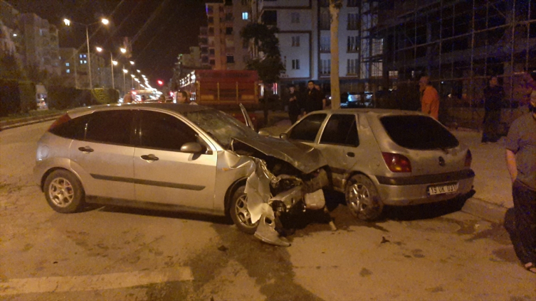 Çorum’da park halindeki 3 araca çarpan otomobilin sürücüsü yaralandı