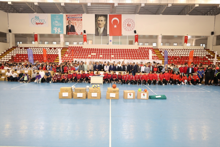 Amasya'da spor kulüplerine spor malzemesi yardımı yapıldı