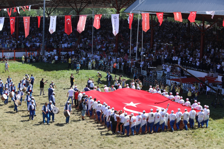 Kırkpınar'da dev Türk bayrağı açıldı