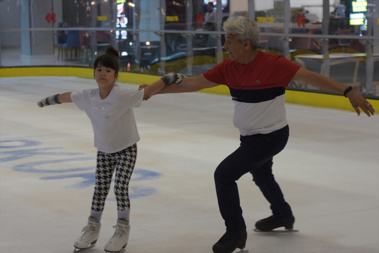 Donmuş havuzda başladığı buz pateninde yıllardır sporcu ve antrenör yetiştiriyor