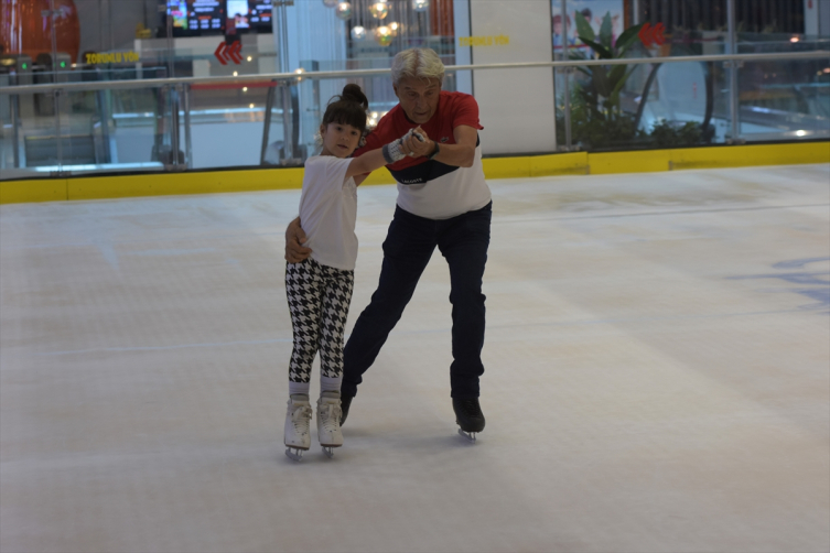 Donmuş havuzda başladığı buz pateninde yıllardır sporcu ve antrenör yetiştiriyor