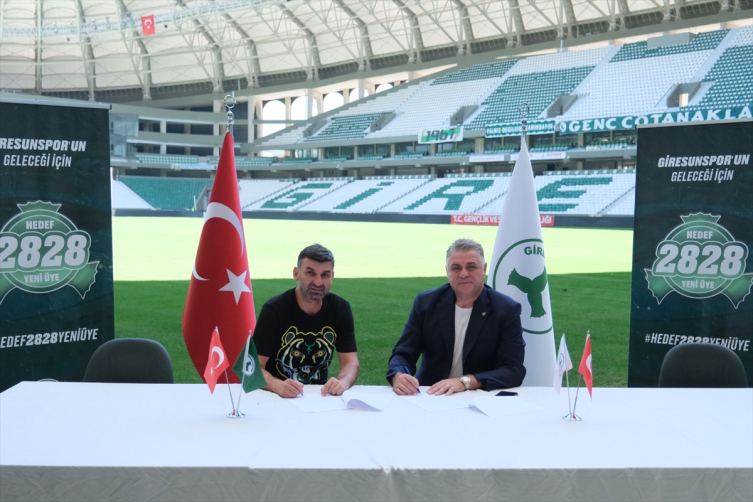 Giresunspor'da genç oyuncularla profesyonel sözleşme imzalandı