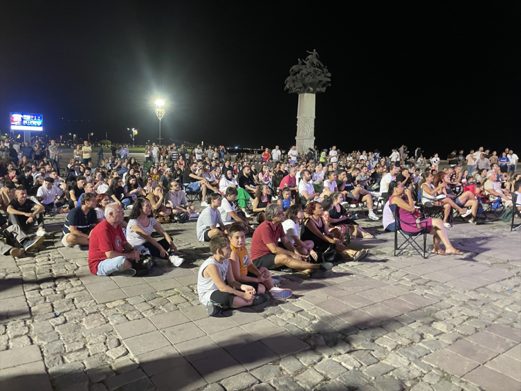 İzmir'de Türkiye-Sırbistan final maçı meydana kurulan ekranda izliyor