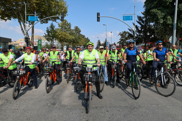 Sakarya'da Avrupa Hareketlilik Haftası kapsamında bisikletle şehir turu yapıldı