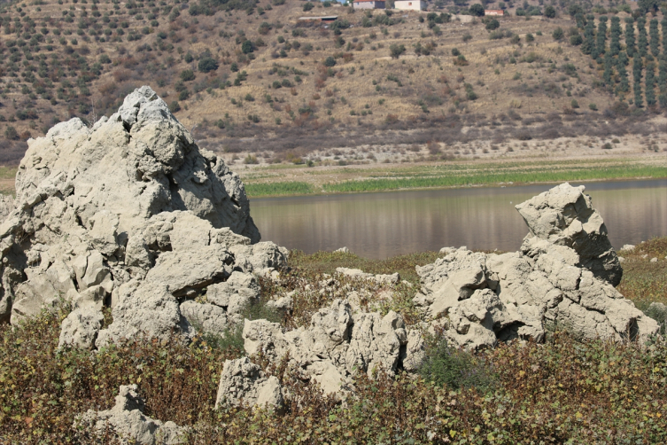 Baraj suları çekildi, lav kalıntıları ortaya çıktı