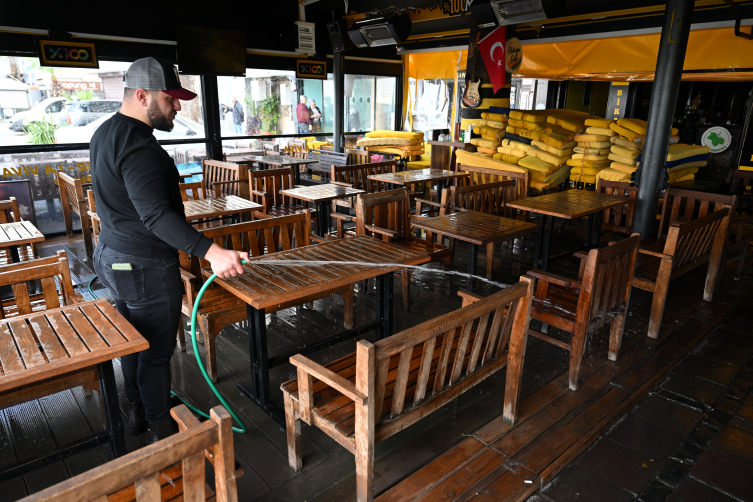 İzmir'de su basan iş yerlerinde temizlik çalışmaları sürüyor