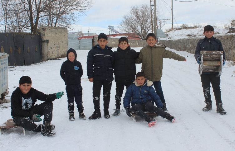 Kars'ta 'kar tatilini' fırsat bilen çocuklar doyasıya eğlendi