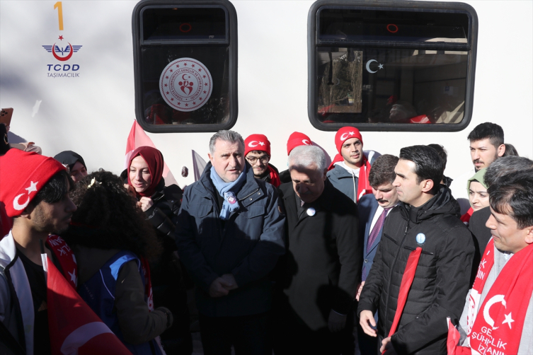 Bakan Bak Doğu Ekspresi'yle Sarıkamış'a gelen gençleri karşıladı