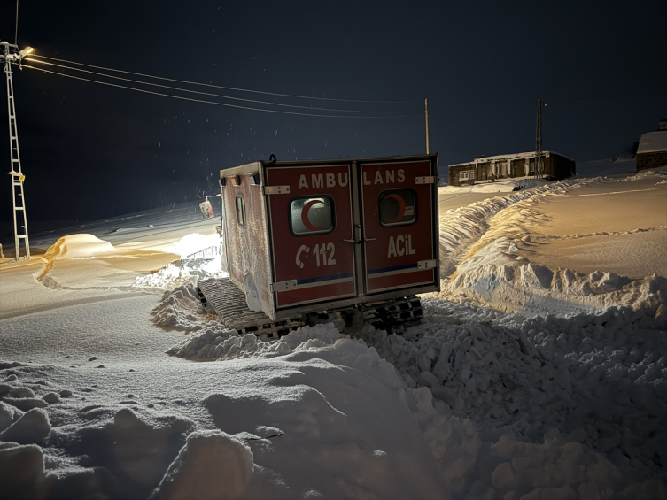 Ağrı'da yolu kardan kapanan mezradaki hasta hastaneye ulaştırıldı