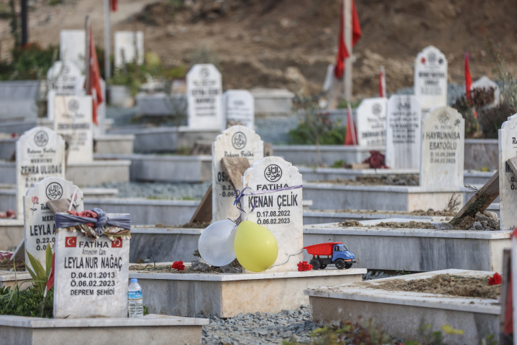 Çocukların mezarlarına oyuncak ve balon bırakıldı