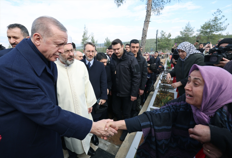 Cumhurbaşkanı Erdoğan deprem şehitlerine Kur'an okudu