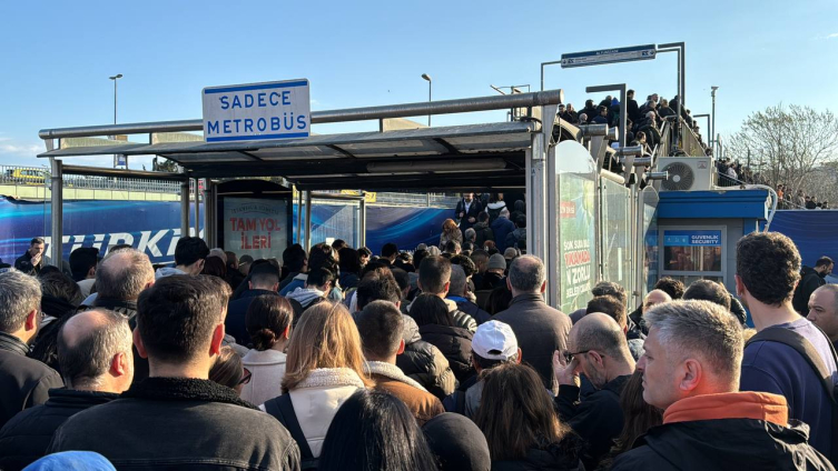 Altunizade'de metrobüs arızası nedeniyle yoğunluk