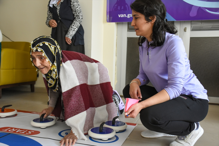 Van'da huzurevi sakinleri "Mutlu Çarşamba" projesiyle zinde kalıyor