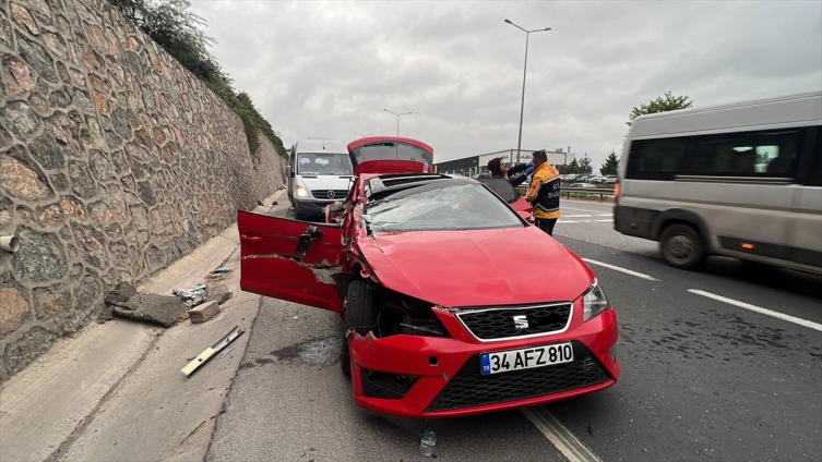 Kocaeli'de tıra çarpan otomobildeki 3 kişi yaralandı