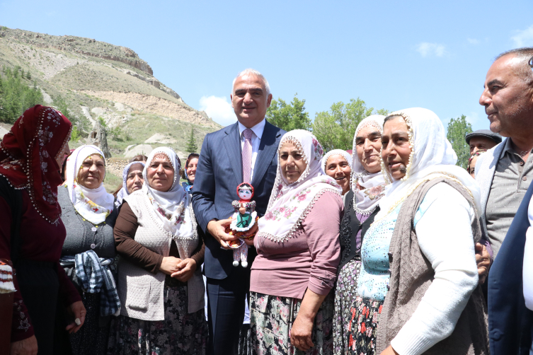 Bakan Ersoy, Soğanlı Vadisi'nde ziyaretlerde bulundu