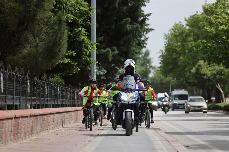 Konya'da okula bisikletle giden öğrencilere zabıtalar eşlik ediyor