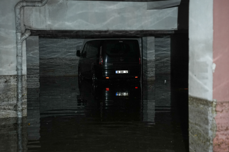 Ankara'da sağanak: Cadde ve sokaklar su altına kaldı