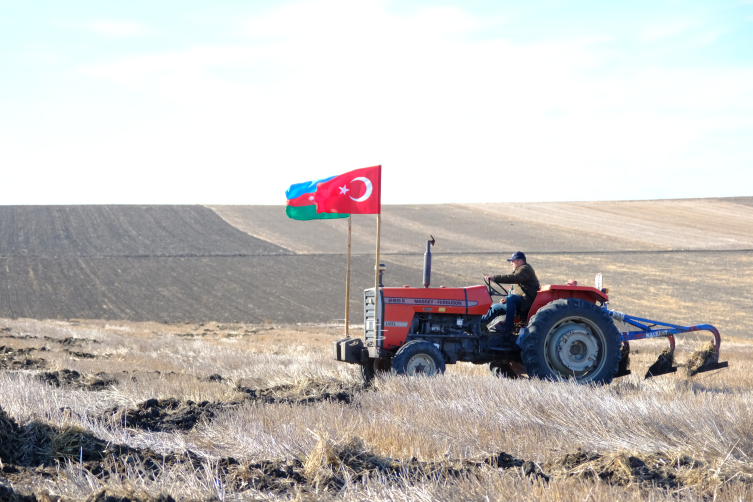 Kırklarelili çiftçi tarlasına "Karabağ Azerbaycan'dır" yazdı