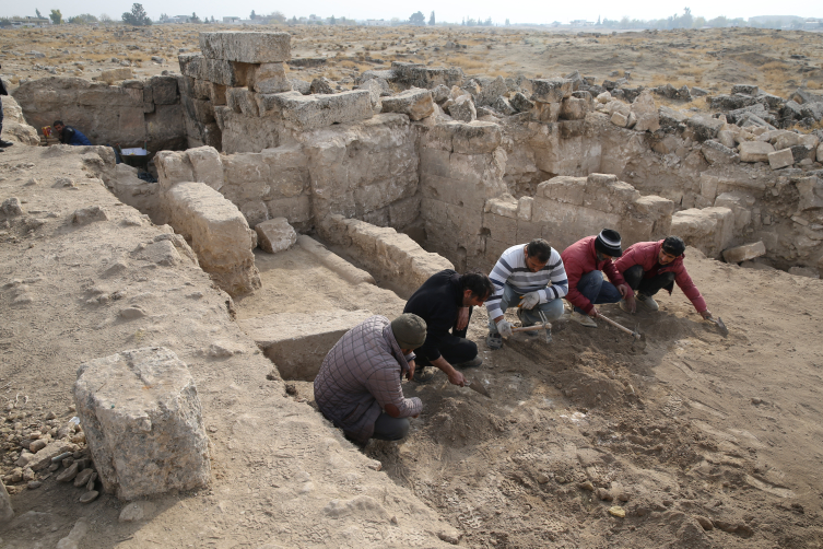 Şanlıurfa'da katedral kazısında vitraylar bulundu