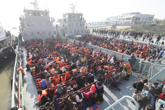 Bangladeş, uluslararası toplumun tepkisine rağmen Arakanlı Müslüman mültecileri Bhasan Char Adası'na donanmaya ait gemilerle göndermeye devam ediyor. Fotoğraf:AA 