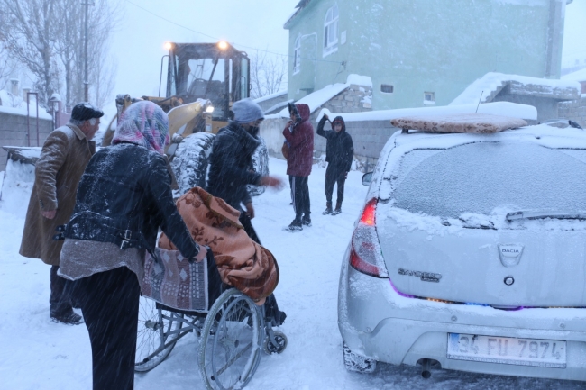 Van ve Hakkari'de yolda kalanlara ekipler yardım etti