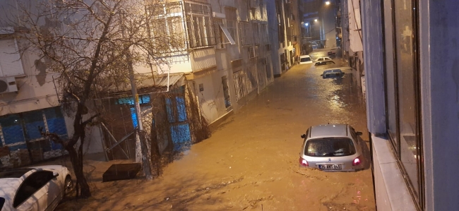 İzmir sağanağa teslim: Bir aylık yağış bir gecede düştü