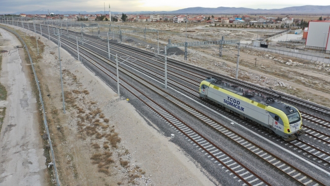 Konya-Karaman Hızlı Tren Hattı'nda test sürüşleri sürüyor