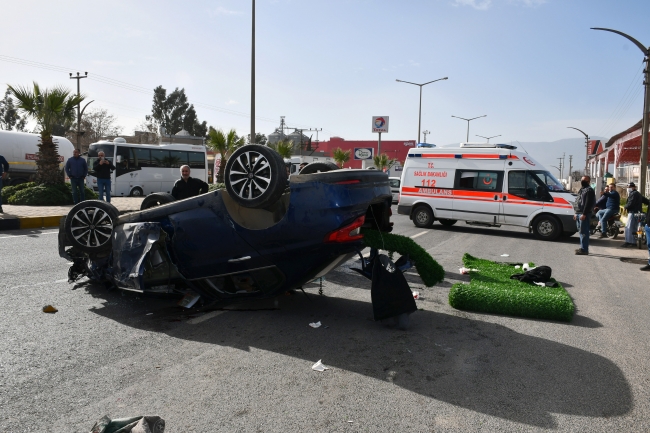 Manisa'da iki otomobil çarpıştı: 5 yaralı