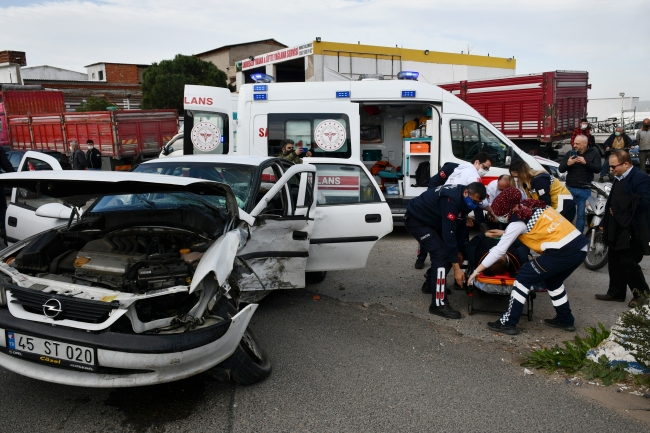 Manisa'da iki otomobil çarpıştı: 5 yaralı