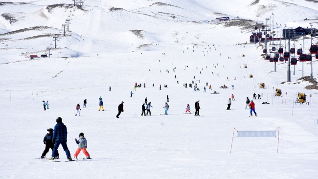 Erciyes'te pistler kayakseverlerle doldu