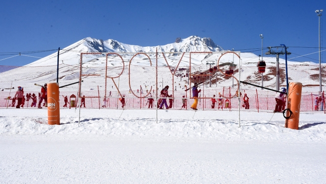 Erciyes'te pistler kayakseverlerle doldu